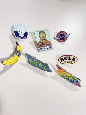 কেনা ব্যবসায়িক উপহারের জন্য 1.5 মিমি বেধ এবং বাটারফ্লাই ক্লাচ সহ কাস্টম নরম এনামেল ল্যাপেল পিন online manufacture