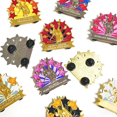 কেনা কাস্টম হার্ড বা নরম এনামেল ল্যাপেল পিন গ্লিটার, ইউভি প্রিন্ট, এবং মিষ্টি এনিমে কার্টুন লোগো সহ। online manufacture