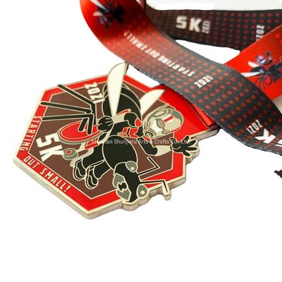 স্কুল পুরস্কারের জন্য নরম এনামেল এবং সোনার প্লাস্টিকের সমাপ্তি সহ কাস্টম জিংক অ্যালোয় রেসলিং পদক
