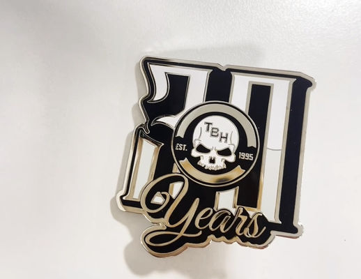 ভালো দাম ব্যবসায়িক উপহারের জন্য কাস্টম হার্ড এনামেল ল্যাপেল পিনস 1.5 মিমি বেধ এবং বাটারফ্লাই ক্লাচ সহ অনলাইন