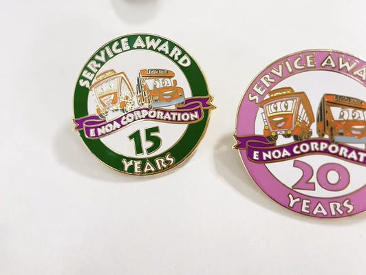 ভালো দাম ব্যবসায়িক উপহারের জন্য ১.৫ মিমি পুরুত্ব এবং প্রজাপতি ক্ল্যাচ সহ কাস্টম হার্ড এনামেল ল্যাপেল পিন অনলাইন