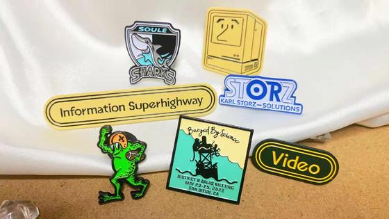 ভালো দাম 1.5 ইঞ্চি নরম এনামেল ল্যাপেল পিন ব্র্যান্ডিং এবং ইভেন্টের জন্য কাস্টম জিংক অ্যালোয় পিন ব্যাজ অনলাইন