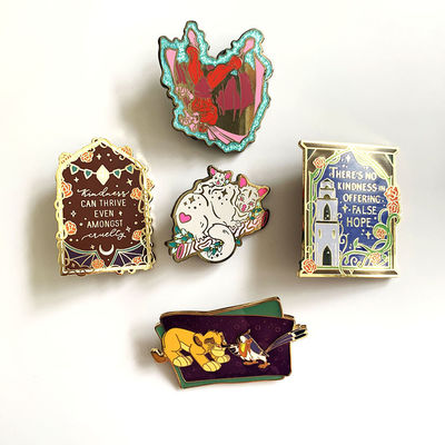 কাস্টম এনামেল ল্যাপেল পিন ইউভি সিল্কস্ক্রিন প্যাডের সাথে মুদ্রিত এবং কাস্টম রঙের নকশা