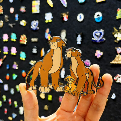 ভালো দাম কাস্টম এনামেল পিন – সফট/হার্ড ফিনিশ গ্লিটার ও ইউভি প্রিন্ট সহ – কিউট কার্টুন অ্যানিমে লোগো ব্যাজ অনলাইন