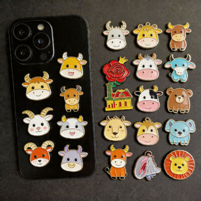 ফোনের সাজসজ্জা এবং সাংস্কৃতিক উপহারের জন্য কাস্টম আরবি খোদাই করা নরম এনামেল স্টিকার এবং শহরের ব্যাজ।